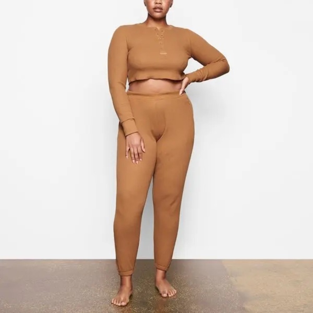 Skims Waffle Long Sleeve Crop Henley in Camel Size Medium